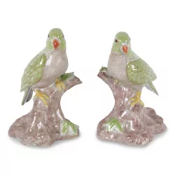 Paire de perroquets coloris vert et rose en porcelaine.