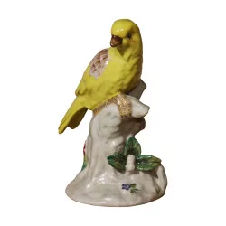 фарфоровый попугай желтого цвета.