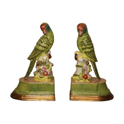 Paire de serre-livres en porcelaine “perroquets verts”.