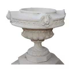 Vasque en pierre reconstituée, décor néogothique, avec …