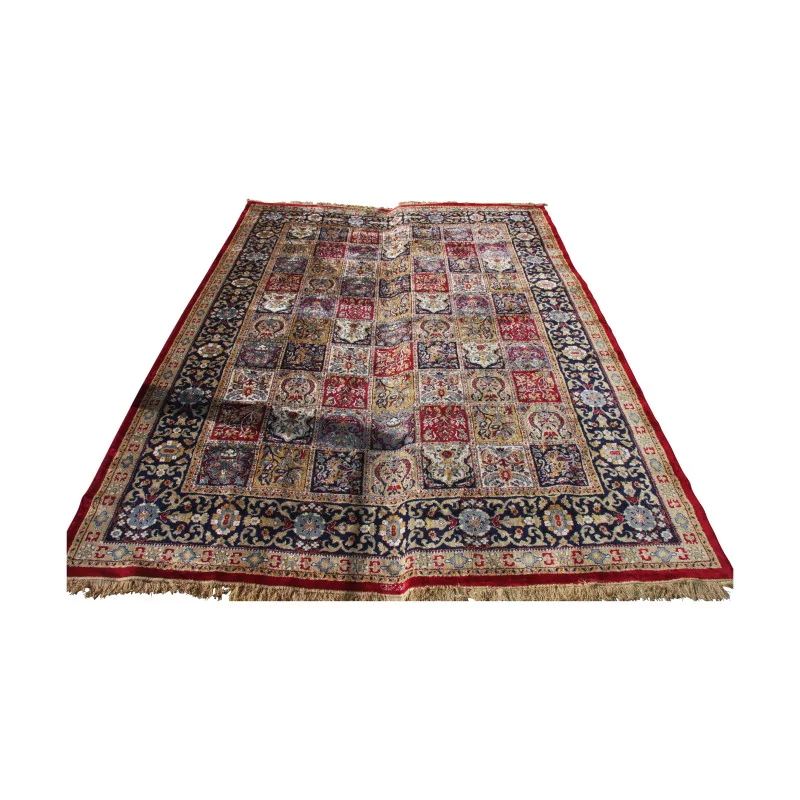 Iranischer mechanischer Teppich, goldener Hintergrund und roter Rand in … - Moinat - Teppiche