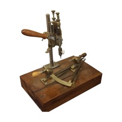 “Pointeau” (perçeuse) d'horloger en laiton.