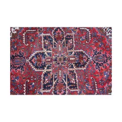 块彩色东方地毯，中央有玫瑰花结，19 世纪末，早期……