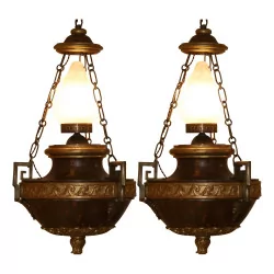 Paire de lustres, flambeaux suspendus en forme d’urnes en bois