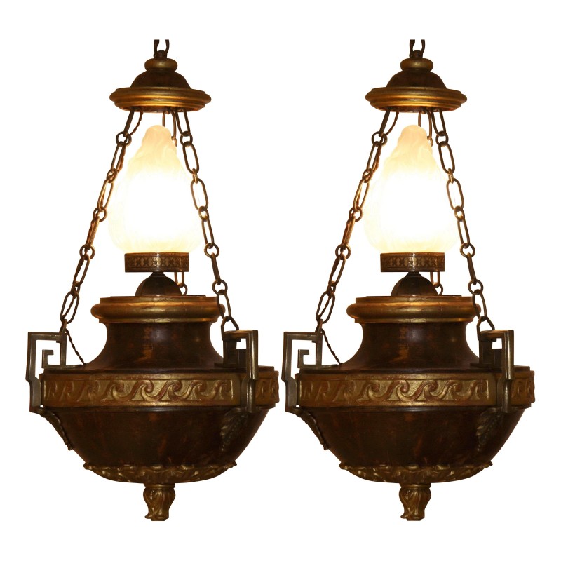 Paire de lustres, flambeaux suspendus en forme d’urnes en bois - Moinat - Lustres, Plafonniers Paire de lustres, flambeaux suspendus en forme d’urnes en bois - Moinat - Lustres, Plafonniers