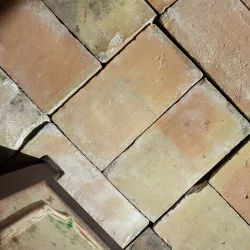 Lot of 40m2 of light terracotta tiles from the region of …
