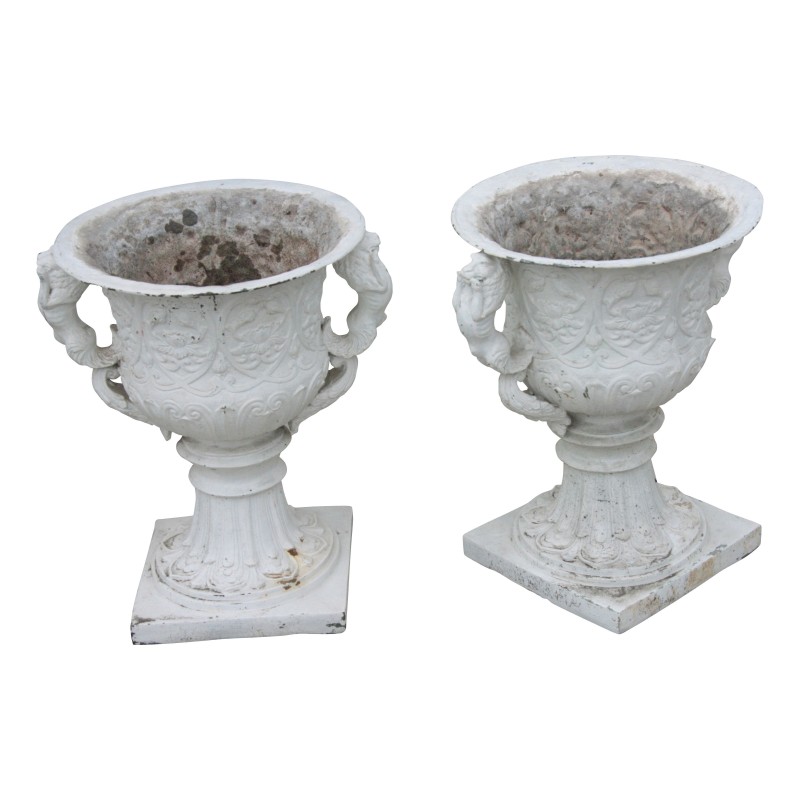 Paire de vases en plomb peint en blanc, poignées aux … - Moinat - Urnes, Vases Paire de vases en plomb peint en blanc, poignées aux … - Moinat - Urnes, Vases