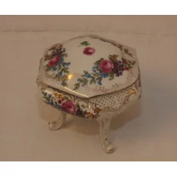 Bonbonnière en porcelaine, sur 3 pieds (tripode) avec décor …