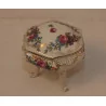 Bonbonnière en porcelaine, sur 3 pieds (tripode) avec décor … - Moinat - Porcelaine