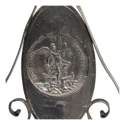 Weihwasserbecken mit Medaille „Madonna mit Kind“ und auf der Rückseite …