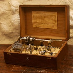 Uhrmacher-Drehbank aus Messing im Kasten mit Werkzeugen (kleine …
