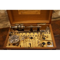 Uhrmacher-Drehbank aus Messing im Kasten mit Werkzeugen (kleine …