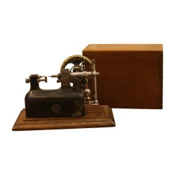 Micromètre d'horloger sur socle dans coffret en bois, …