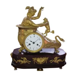 Empire-Uhr „Frau mit Hund“, vergoldete Bronze, Marmorsockel …