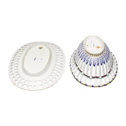 Corbeille et son présentoir  ovale en porcelaine bleu Vieux …