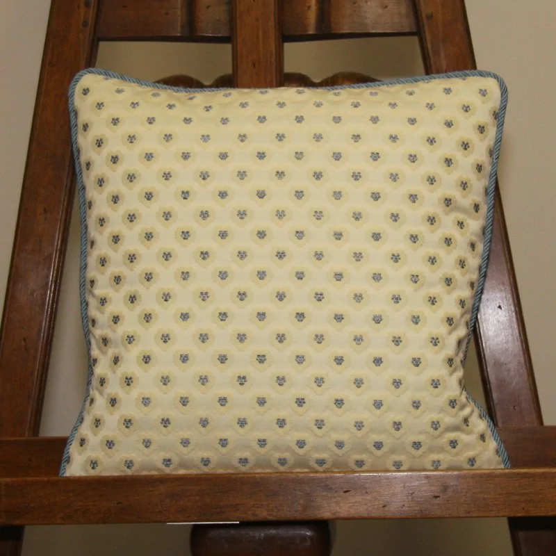 Coussin décoratif en tissu Giza col. Cielo et finition cablé - Moinat - Coussins Coussin décoratif en tissu Giza col. Cielo et finition cablé - Moinat - Coussins