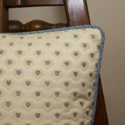 Coussin décoratif en tissu Giza col. Cielo et finition cablé