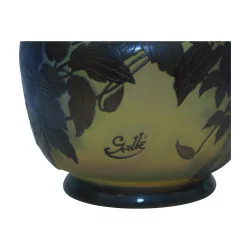 Vase signé Gallé avec décor clématite bleu sur fond jaune, …