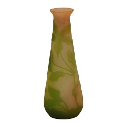 Vase Gallé mit Irisdekor auf rosa und grünem Grund. 20. …