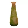 Vase de Gallé avec décor aux iris sur fond rose et vert. 20ème … - Moinat - Boites, Urnes, Vases