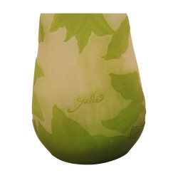 Vase Gallé mit Irisdekor auf rosa und grünem Grund. 20. …