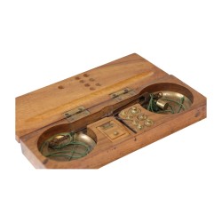 Balance dans son coffret en bois de noyer, à l'intérieur tous …