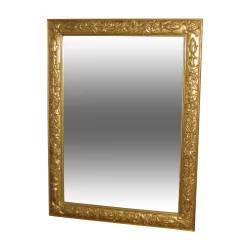 Spiegel aus geschnitztem Holz mit vergoldetem Finish mit abgeschrägtem Spiegel.