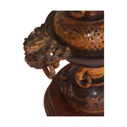个虎眼石香水炉，分为 3 个部分，雕刻在……