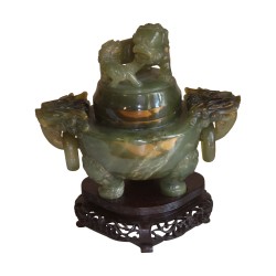 个蛇纹石玉香炉，带两个把手和圆环……