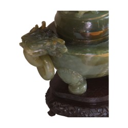 个蛇纹石玉香炉，带两个把手和圆环……