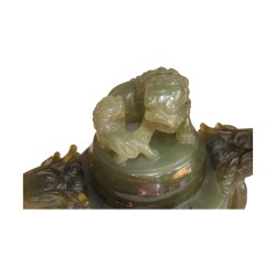 个蛇纹石玉香炉，带两个把手和圆环……
