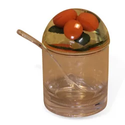 个橙色装饰的果酱罐