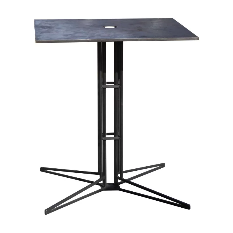 Raw metal table with bistro-style metal top. - Moinat - Dining tables