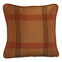 декоративная подушка, обтянутая тканью Кансу и шелком.