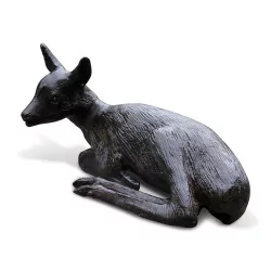 一只躺着的小鹿的青铜雕像。