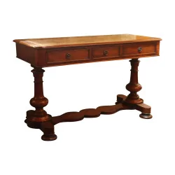 плоский стол из красного дерева с кожаной столешницей, с 4 углами...
