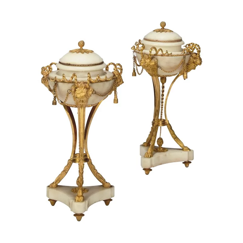 Paire de cassolettes "Aux Satyres" en marbre blanc et bronze - Moinat - Accessoires de décoration