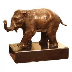 Bronze "Éléphant" sur socle en marbre noir du Belgique.