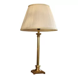Marlborough lamp in gilded metal and pleated lampshade.