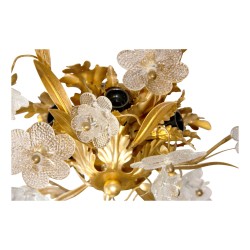 Deckenleuchte aus goldfarbenem Metall mit Blumenornament aus Kristall.