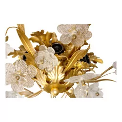 Plafonnier métal doré et ornement fleurs en cristaux.