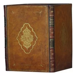 个装有旧皮书复制品的废纸篓，……