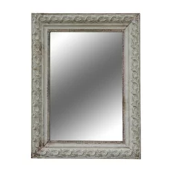 镜子由白色木锈旧框架组成......