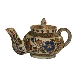 个白色背景的老图恩瓷茶壶。 19号…