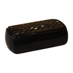 Box aus schwarz lackiertem Holz und Schachbrettmuster aus Perlmutt …