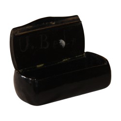 Box aus schwarz lackiertem Holz und Schachbrettmuster aus Perlmutt …