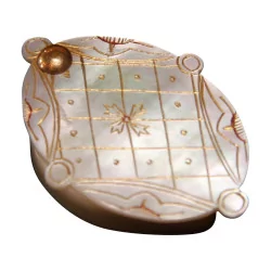 medallion in mother-of-pearl and golden net with 4 pieces inside...