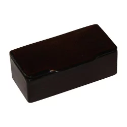 Черный лакированный деревянный ящик с красными линиями. 20 век