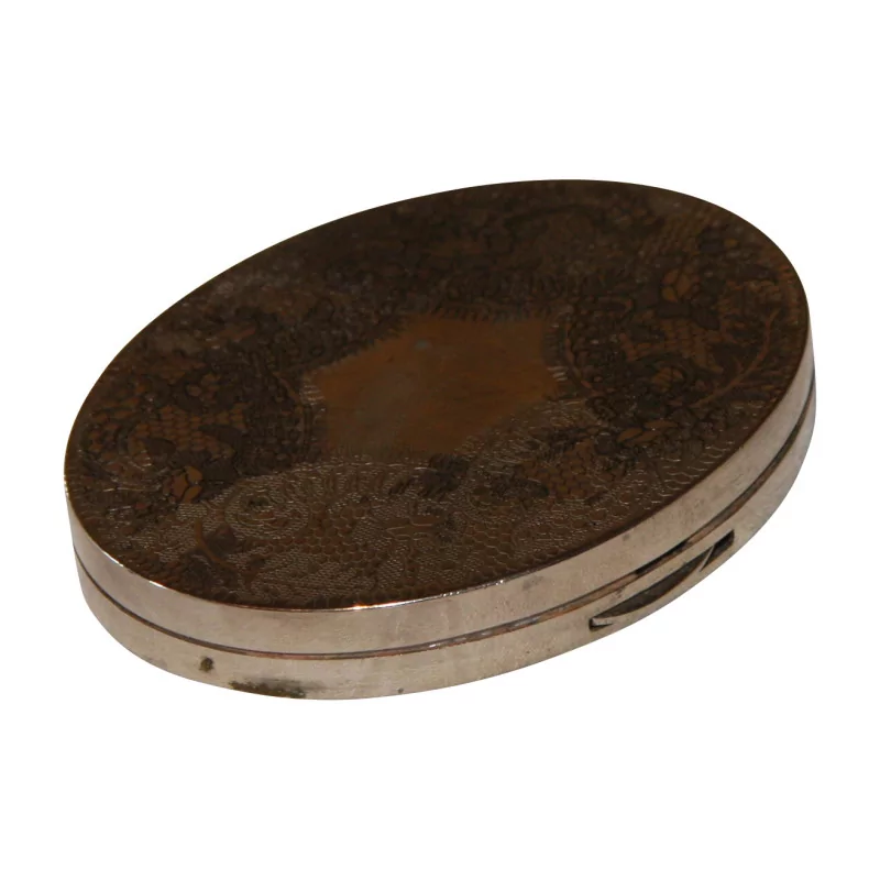Oval compact in silver metal, two sides with engraved decoration of … - Moinat - Boxes, Urns, Vases