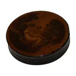 Round box in bone, damaged edge, decoration on the lid …